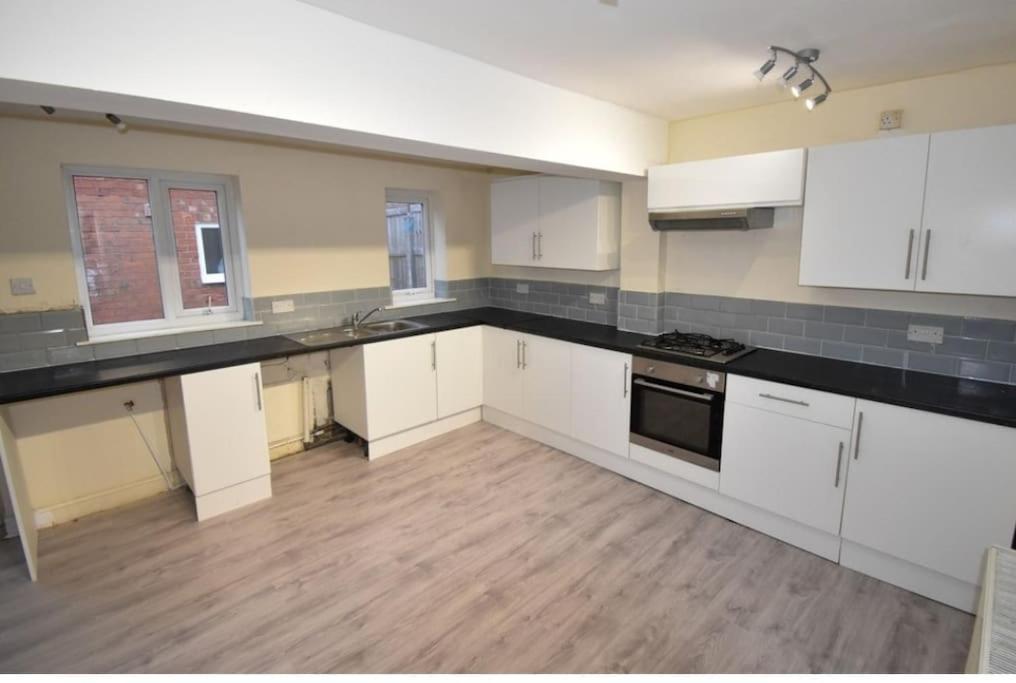 בלקפול Cheerful 2-Bedroom Home With Off Street Parking מראה חיצוני תמונה